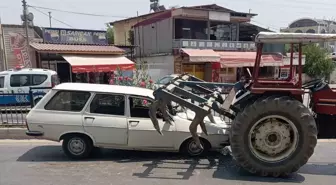 Mersin Tarsus'ta Traktöre Çarpan Otomobilde İki Yaralı