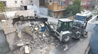 Mersin'de Metruk Evlerin Kontrollü Yıkımı Gerçekleştirildi