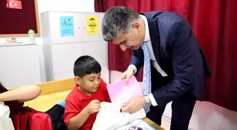 Akdeniz Kaymakamı Öğrencilere Kırtasiye Seti Hediye Etti