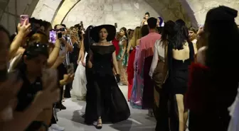 Mersin Üniversitesi'nde Moda Defilesi: 'Zaman Silinir, Stil Kalır'