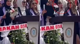 Mezuniyet törenine damga vuran an! Mikrofonun açık olduğunu fark eden genç kız utandı