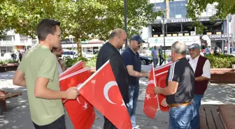 MHP, 30 Ağustos Zafer Bayramı'nda Türk Bayrağı Dağıttı