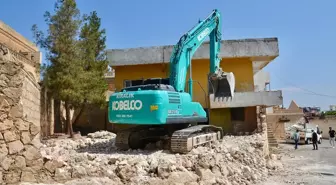 Midyat'ta Kaçak Yapıların Yıkımına Başlandı