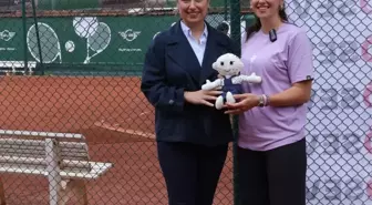 Milli tenisçi İpek Soylu'dan İzmir'de lösemiyi atlatan çocuklara tenis eğitimi