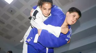 Melek Erdoğan ve Muhammed Yasin Fasıl, Türkiye Kuraş Şampiyonu Oldu