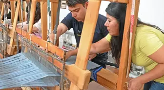 Muğla'da, üniversite öğrencileri atık malzemelerden kilim dokudu