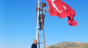 Keban Köyü'nde Türk Bayrağı Gururla Dalgalanıyor
