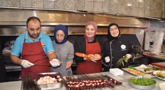 Muş'ta Kadınlar Aşçılık Kursunda Kebap ve Döner Pişirdi