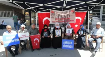 Muş'ta evlatlarına kavuşmak isteyen aileler, DEM Parti önündeki eylemlerini sürdürdü