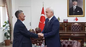 Muş Valisi, YKS Çıkışında Kızını Çiçekle Karşılayan Aileyi Kabul Etti
