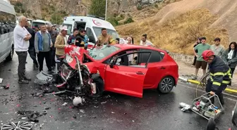 Nevşehir'de Turist Minibüsü ve Otomobil Çarpıştı: 6 Yaralı