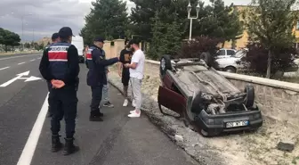 Kediye Çarpmamak İçin Manevra Yapan Sürücü Devrildi