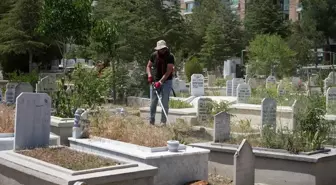 Niğde Belediyesi Mezarlıkların Temizliği İçin Çalışmaları Sürdürüyor