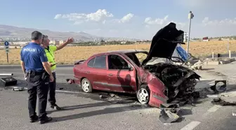 Niğde'de Refüje Çarpan Otomobilin Sürücüsü Yaralandı