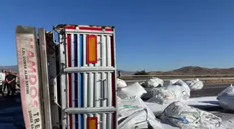 Gaziantep'te Devrilen Tırın Sürücüsü Yaralandı