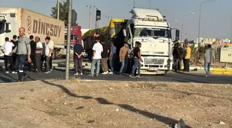 Nusaybin'de Tırın Çarptığı Sinyalizasyon Direği Yolu Kapatınca Araç Kuyruğu Oluştu