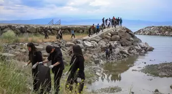 Erciş'te Öğrenciler Van Gölü için Temizlik Etkinliği Düzenledi