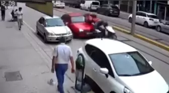 Eskişehir'de Motosikletli Kuryeye Arkadan Çarpan Otomobil Sürücüsü Kaçtı