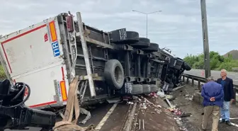 Ünye'de Tırın Orta Refüje Devrilmesi Sonucu Sürücü Yaralandı