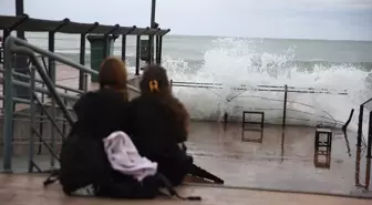 Ordu'da Kuvvetli Rüzgar Denizde Dalgaları Yükseltti