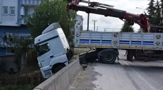 Freni Boşalan Tır Duvara Çarptı