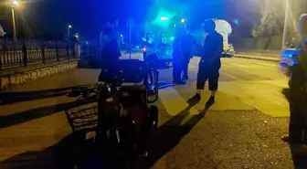 Akyazı'da Elektrikli Bisiklet ile Otomobil Çarpıştı: Anne ve Kızı Yaralandı
