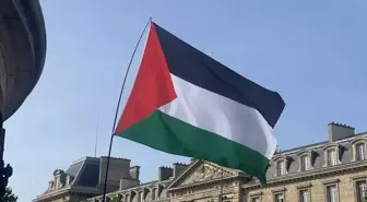 Paris'te Gazze İçin Gösteri: Madleen Gemisindeki Aktivistlere Özgürlük Çağrısı