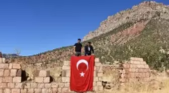 PKK'lı teröristlerin katlettiği yakınlarını, saldırının gerçekleştiği eve Türk bayrağı asarak andılar