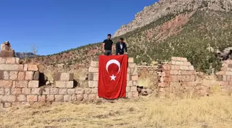 PKK'lı teröristlerin katlettiği yakınlarını, saldırının gerçekleştiği eve Türk bayrağı asarak andılar