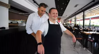 Down Sendromlu Genç Fatih, Adana Kebap ve Şalgamı Müşterilere Sunuyor