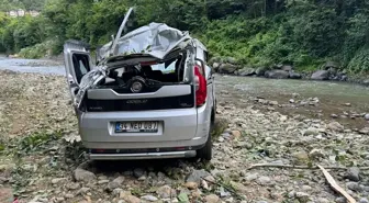 Rize'de Hafif Ticari Araç Dere Yatağına Devrildi, Sürücü Yaralandı