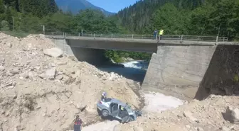 Rize'de Dere Yatağına Devrilen Otomobilde 5 Yaralı