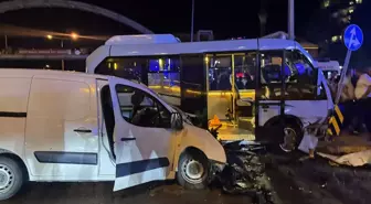 Rize'de minibüs ile hafif ticari aracın çarpıştığı kazada 10 kişi yaralandı