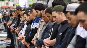 Moskova'da Kurban Bayramı Coşkusu: Camilere Sığmayan Müslümanlar Sokaklarda Namaz Kıldı