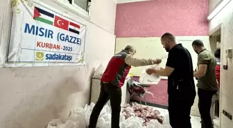 Sadakataşı Derneği, Gazze'den Mısır'a Göç Eden Ailelere Kurban Eti Dağıttı