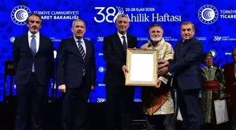 Sakarya Ahisi Salim Öztürk, Ahi Esnaf Beratı'nı Ticaret Bakanı Bolat'tan aldı