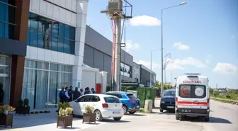 Serdivan'da İş Yerinin Asma Tavanı Çöktü, 3 Yaralı