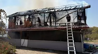 Hendek'te 2 Katlı Evde Yangın Çıktı