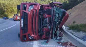 Geyve'de TIR Devrildi: Sürücü Yaralandı