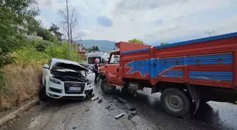 Sapanca'da Kamyonet ile SUV Çarpıştı: 5 Yaralı