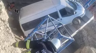 Hatay'da Minibüs Kule Vince Çarptı, 4 Yaralı