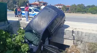 Samandağ'da Menfeze Düşen Otomobilin Sürücüsü Yaralandı