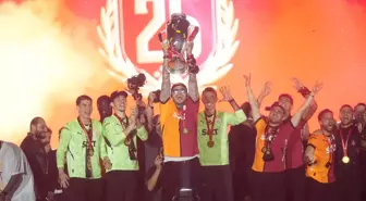 Şampiyon Galatasaray, Süper Lig kupasını Yenikapı'da kaldırdı