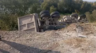 Bafra'da Hafriyat Kamyonu Devrildi: Sürücü Yaralandı