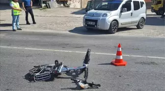 Bafra'da Elektrikli Bisiklete Araç Çarptı: 1 Yaralı