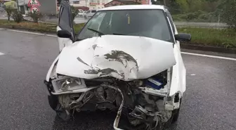 Samsun'da Otomobil Aydınlatma Direğine Çarptı: 2 Yaralı