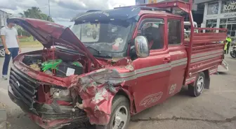 Samsun'da Otomobil ile Kamyonet Çarpıştı: 3 Yaralı