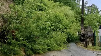 Samsun'da Heyelan Sebebiyle Mahalle Yolu Kapandı
