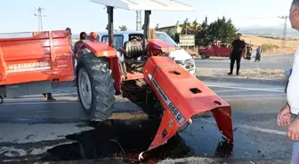Vezirköprü'de Traktör ve Kamyonet Çarpıştı: 1'i Ağır 4 Yaralı