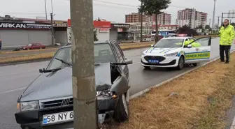 Samsun'da Otomobil Aydınlatma Direğine Çarptı: 2 Yaralı